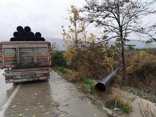 TIR dorsesindeki boruların üzerine çıkan işçi düşerek ağır yaralandı