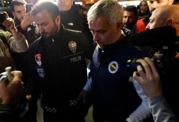 Fenerbahçe kafilesi, Kayseri’de coşkuyla karşılandı