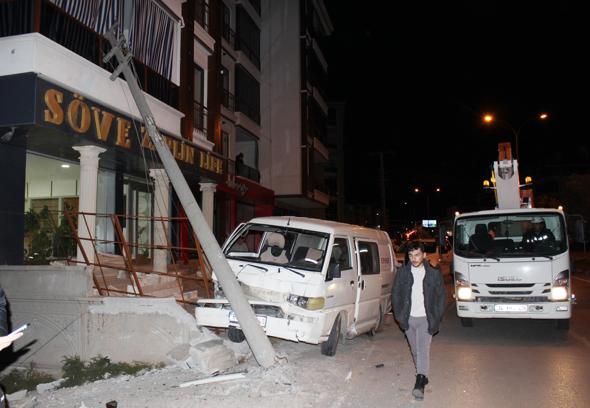 Aksaray’da minibüs elektrik direğine çarptı: 3  kişi yaralandı, sürücü kaçtı