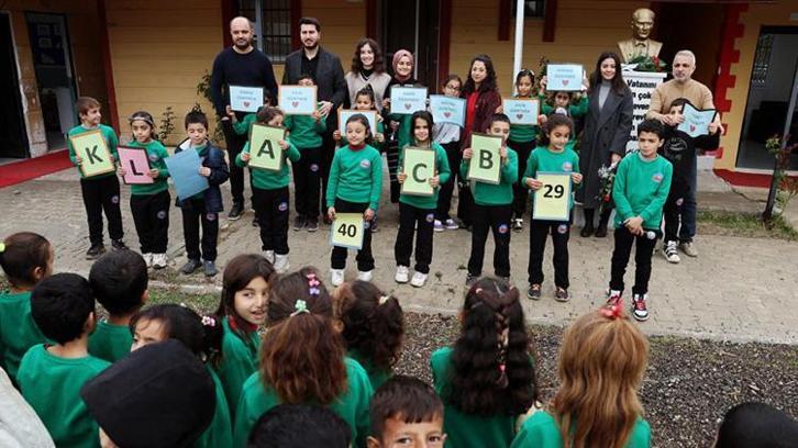 Adana'da fedakar köy okulu öğretmenlerine öğrencilerinden pastalı sürpriz