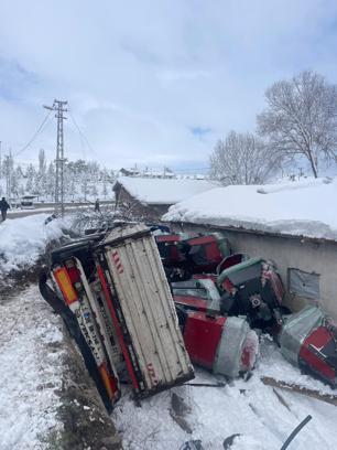 Tokat'ta şarampole devrilen tırın sürücüsü yaralandı