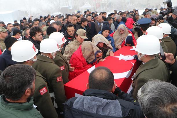 Şehit Nergiz'in cenazesi Erzurum'da; babası 'Susun, Taha uyuyor' diye bağırdı (2)