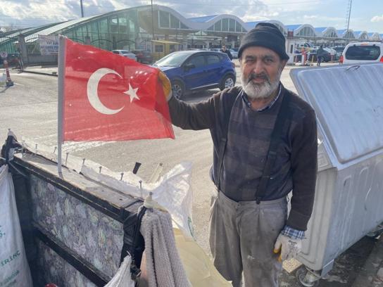 Eskişehir'de geri dönüşüm işçisi çöpte bulduğu Türk bayraklarını bisikletine asıyor