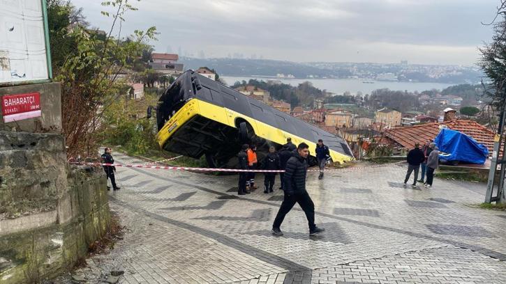 Beykoz'da kayan İETT otobüsü bir evin bahçesine düştü