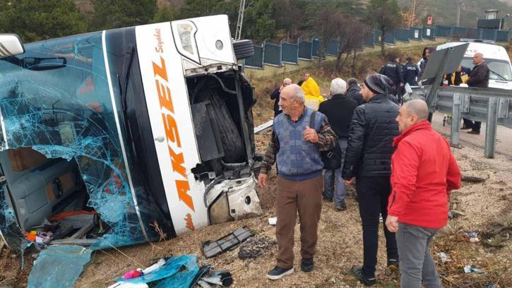 Isparta'da yolcu otobüsü devrildi; yaralılar var