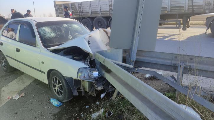 Bariyere çarpan otomobildeki 2 kişi yaralandı