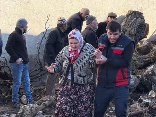 Elektrik prizinden yangın çıktı; 4 kerpiç ev zarar gördü