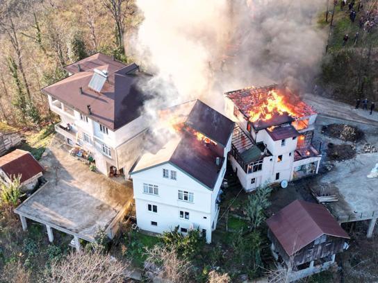 Ordu’da sobadan çıkan yangında 3 evde hasar oluştu, 1 kişi hayatını kaybetti