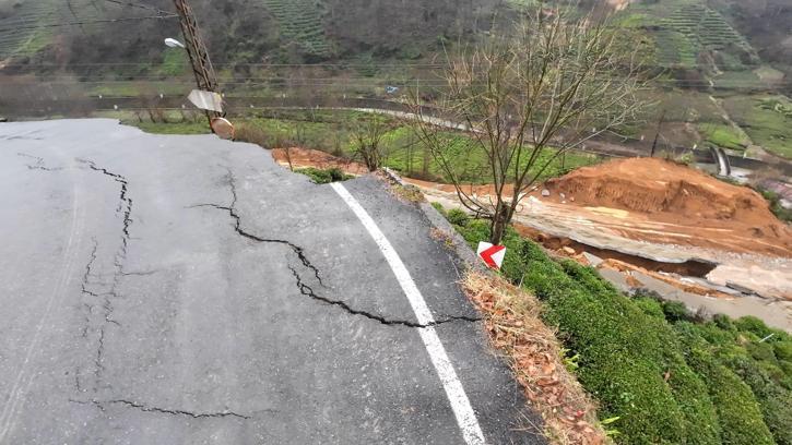 Rize'de heyelanda köy yolu çöktü