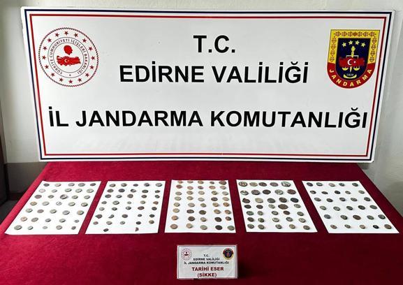 Otobüsteki yolcu üzerinde 177 sikke ele geçirildi