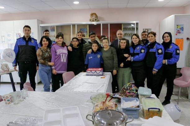 Amasya polisinden zihinsel engelli Zahidenur’a doğum günü sürprizi