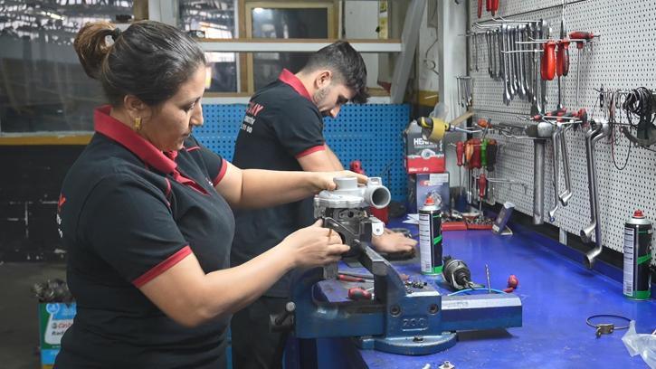 Oto Sanayi Sitesi'nin 'Turbocu Abla'sı, 3 çocuğunun da ustası