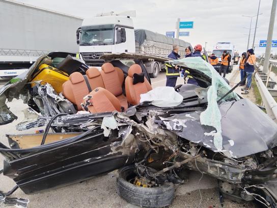 Otomobil, TIR'a ve bariyerlere çarptı; 2’si çocuk 5 yaralı