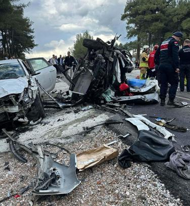 Balıkesir'de zincirleme kaza: 2 ölü, 10 yaralı