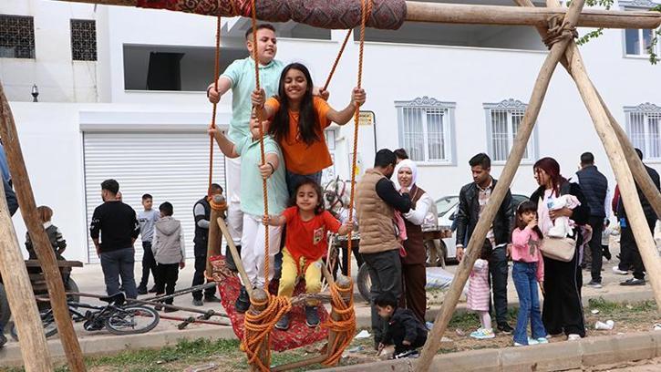 Kilis'te kurulan bayram yerinde çocuklar doyasıya eğlendi