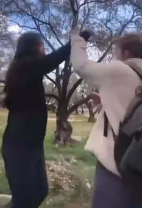 Muğla'da 13 yaşındaki kız öğrenci arkadaşını darbetti; o anlar kamerada