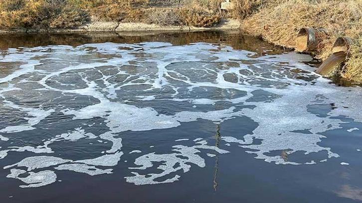 Gediz Nehri kapkara oldu! Vatandaşlar tedirgin: Dokunmaya korkar hale geldik
