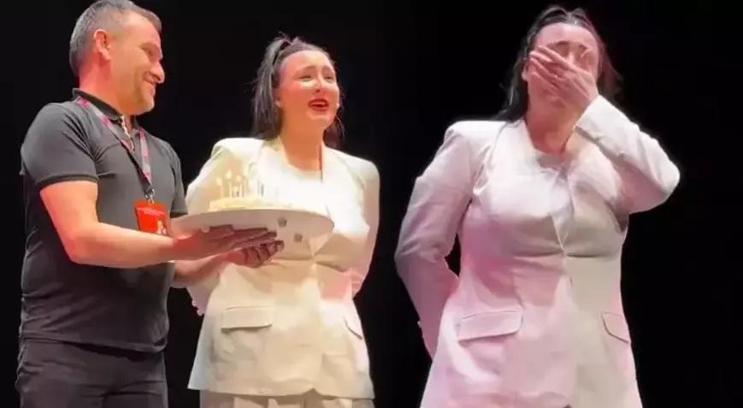 Yasemin Sakallıoğlu'na sahnede doğum günü sürprizi!