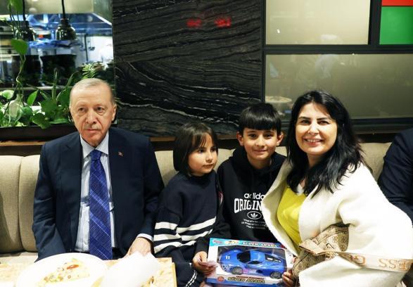 Cumhurbaşkanı Erdoğan, kafede vatandaşlarla sohbet etti
