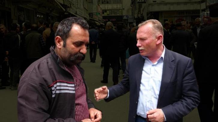 Türkiye'de ilk sırada! Aylık 60.000 TL'lik maaşı beğenmedi, gün boyu cami önünde bekliyor