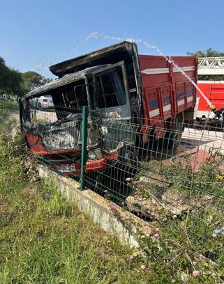 Antalya'da Park halindeki kamyonet yandı