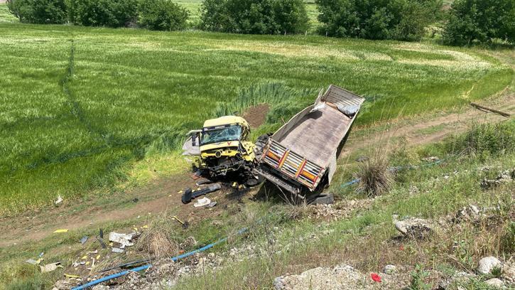Lastiği patlayan TIR, 15 metreden tarlaya uçtu; 1’i ağır, 3 yaralı