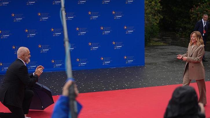 Arnavutluk Başbakanı Edi Rama, Meloni'yi kırmızı Halıda diz çökerek karşıladı