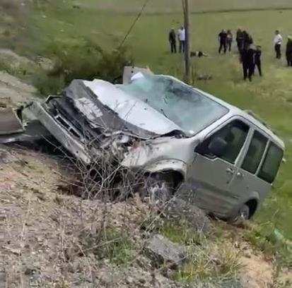 Sivas'ta şarampole devrilen hafif ticari aracın sürücüsü öldü