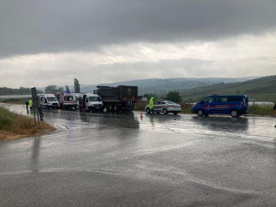 Yalova'da kamyon ile minibüsün çarpıştığı kazada 3 kişi yaralandı