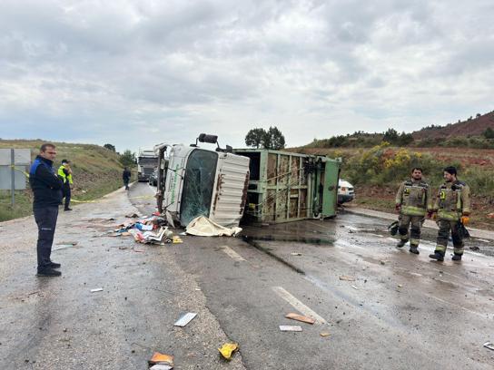 Belediyenin çöp kamyonu devrildi; 1 ölü, 1 yaralı