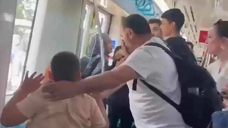 Marmaray'daki yumruk olayının öncesinde ne oldu! Görgü tanığı gazeteci Fuat Kozluklu tek tek anlattı;  5-6 dakika söylendi, genç kızı ağlattı