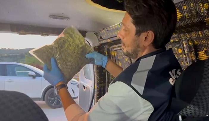 Hafif ticari aracında 1,5 kilo skunk ele ge&#231;irilen s&#252;r&#252;c&#252;ye g&#246;zaltı
