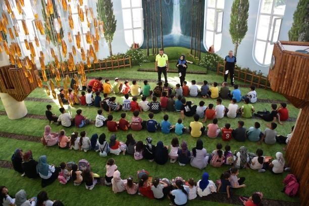 Kırşehir'de polisler çocuklara mesleklerini ve 112 Acil Çağrı Merkezini tanıttı