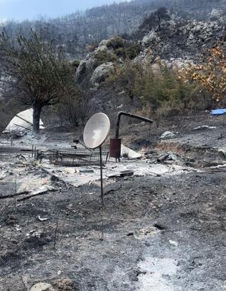 Yanan dağ evinden geriye çanak anten ile soba kaldı