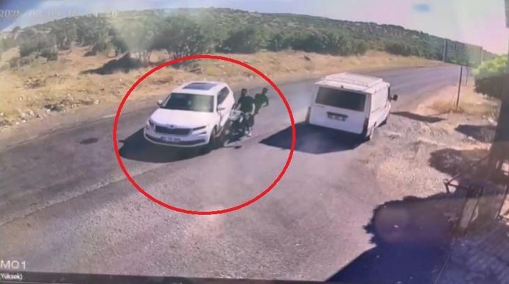 Motosikletin otomobile çarpıştığı kaza kamerada; 2 yaralı