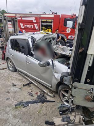 Otomobil, park halindeki TIR'a arkadan çarptı: 1 ölü, 2'si ağır 3 yaralı