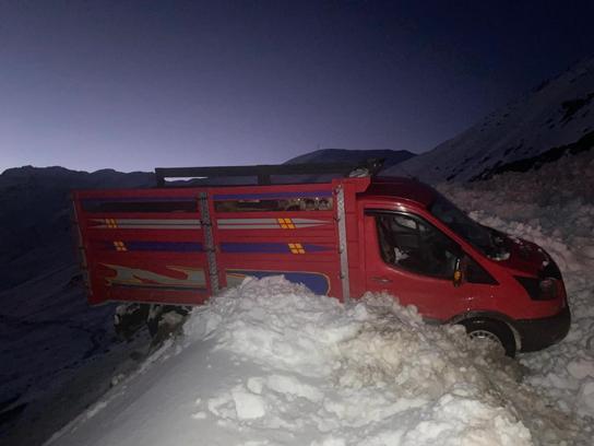 Yaylada 6 aracın üzerine çığ düştü; mahsur kalan 15 kişi kurtarıldı