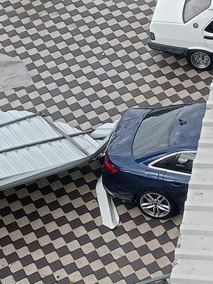 Hatay'da fırtına; 2 binanın çatısı uçtu, araçlar zarar gördü