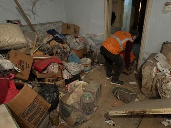 Zihinsel engelli kadın, çöp evde 1 ay önce ölen annesinin cesediyle yaşamış