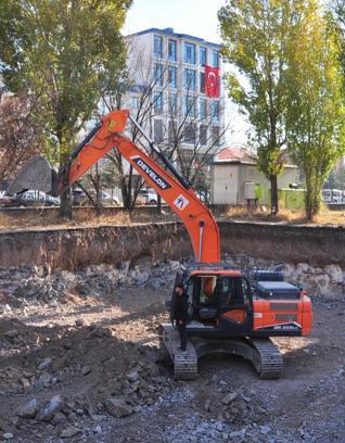İş makinelerinin üzerinde Ata'ya saygı duruşu