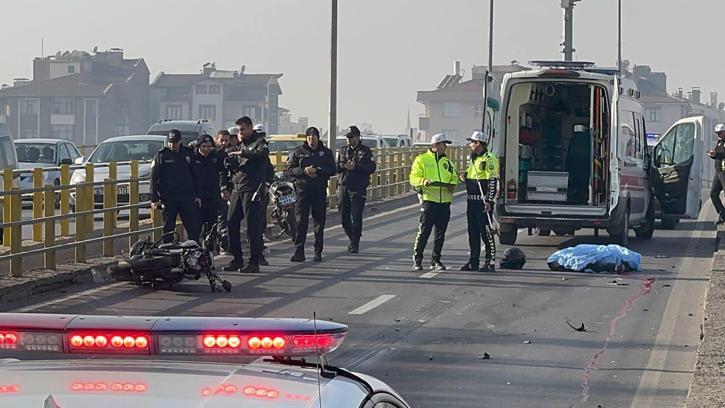 İki aracın arasından geçerken TIR'ın altında kalan motosikletli öldü
