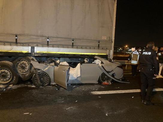 Ankara'da otomobil, TIR'a arkadan çarptı: 2 ölü, 1 yaralı
