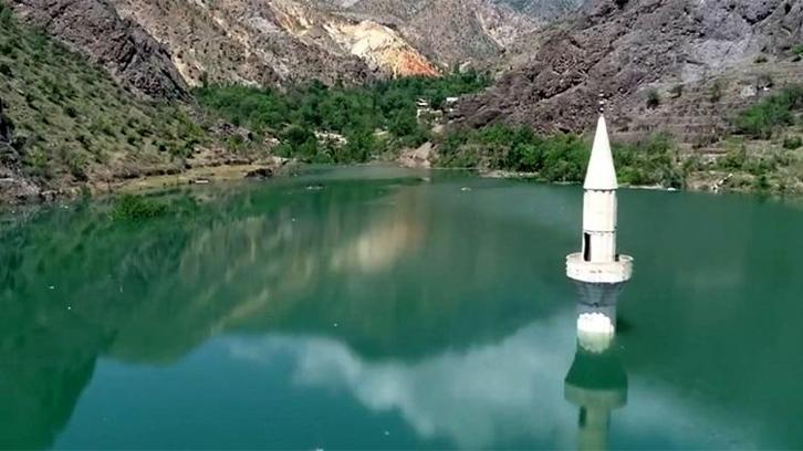 Artvin'de su altındaki tarihi kaleye kanoyla yolculuk