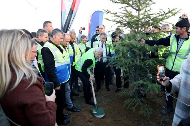 Bursa Büyükşehir Belediyesi Hatıra Ormanı’nda 15 bin fidan toprakla buluştu
