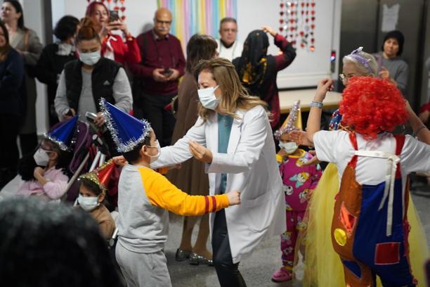 Adana’da onkoloji hastası çocuklara yılbaşı eğlencesi