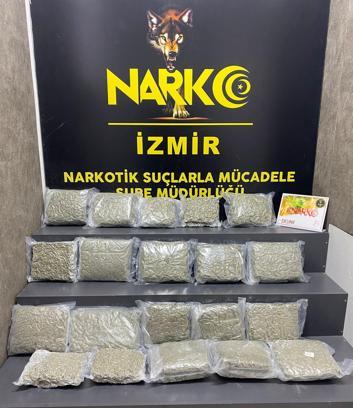 İzmir'de durdurulan araçta 21 kilo skunk ele geçirildi