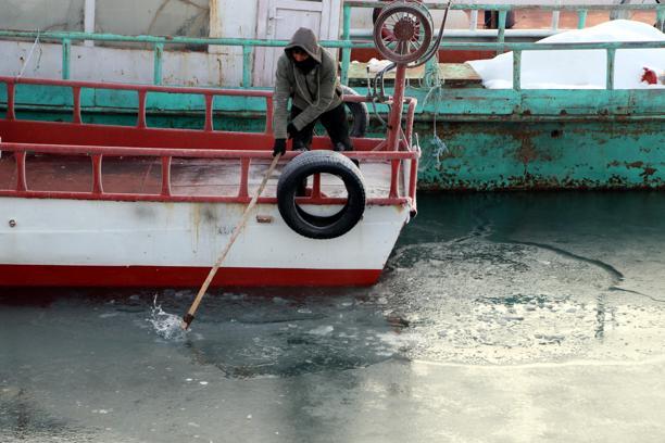 Balıkçılar, Van Gölü’ne buzları kırıp açılıyor
