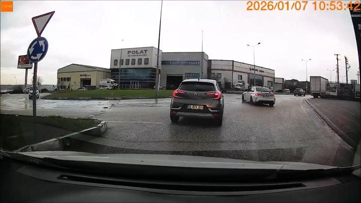Drift atmaya çalışan sürücünün trafiği tehlikeye attığı anlar kamerada