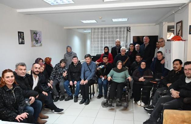 Karacabey Belediye Başkanı’ndan engelli bireylere ziyaret