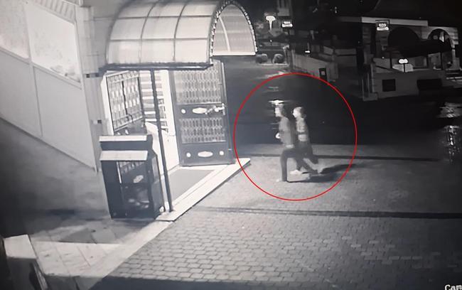 Başında şişe kırıp, tabanca ile ateş eden eşinden kaçıp, kızı ile birlikte camiye sığındı